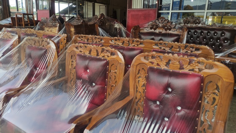 MENINGKAT: Permintaan furnitur di Kota Padang mengalami peningkatan menjelang Hari Raya Idul Fitri 1446 H.(FAISAL/PADEK)