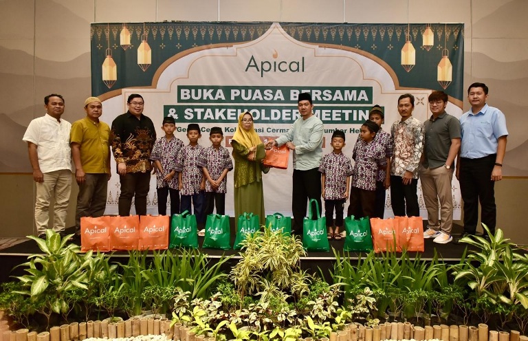 PEDULI: Pemberian santunan kepada anak yatim piatu dari Panti Asuhan Ridho Rahmat berupa sembako dan santunan tunai, Selasa (18/3).(DOK APICAL)