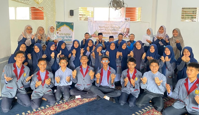 BERBAGI: Pengurus OSIS SMP Islam RJ Payakumbuh usai berbagi dengan kaum dhuafa.(TIM LAMAN GURU)