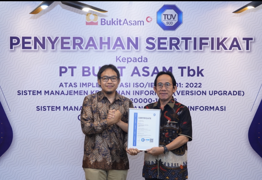 PT Bukit Asam Tbk (PTBA) menerima sertifikat ISO 20000-1:2018 terkait Standar Manajemen Layanan Teknologi Informasi dari badan sertifikasi PT TUV SUD Indonesia. (Foto: Corcom)