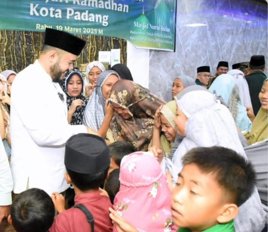 Wali Kota Padang, Fadly Amran bersama masyarakat saat Safari Ramadan di Masjid Nurul Bahar, Kelurahan Teluk Kabung Selatan, Kecamatan Bungus Teluk Kabung, Rabu (19/3/2025).(Foto: Prokopim)