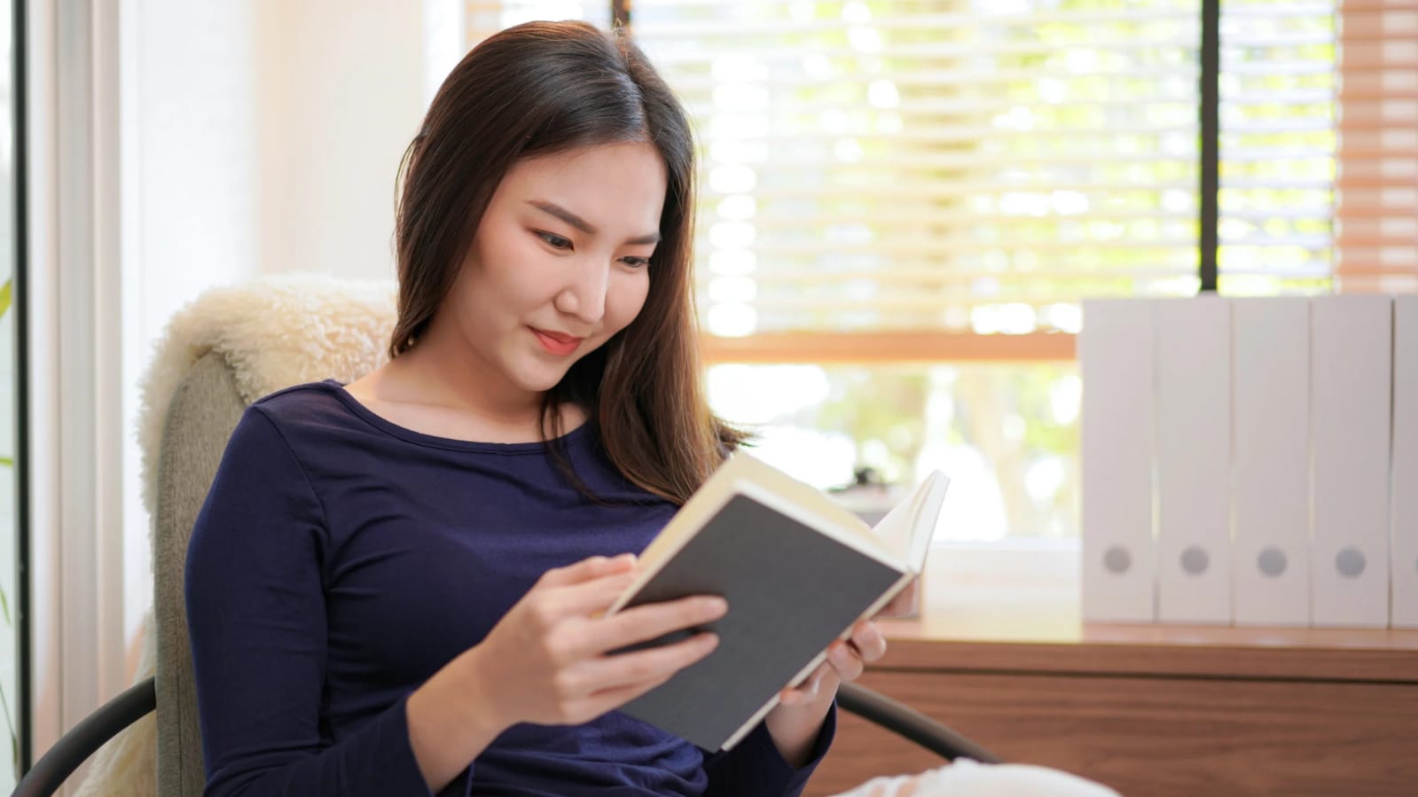 Ilustrasi orang sedang membaca.