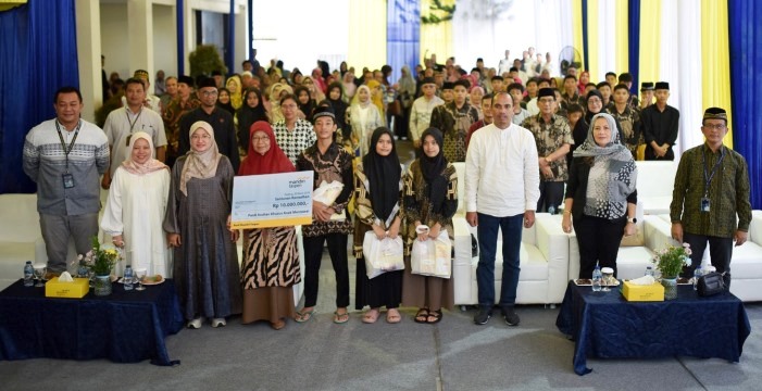 Mandiri Taspen gelar safari ramadan di Kota Padang dan salurkan bantuan sembako kepada yatim piatu serta duafa. (suyudi/padek)