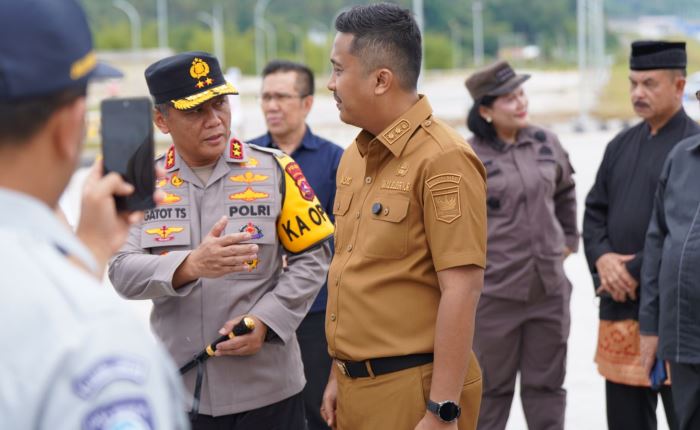 Wagub Sumbar Vasko Ruseimy bersama Kapolda Irjen Pol Gatot Tri Suryanta meninjau kesiapan Tol Padang-Sicincin menyambut arus mudik 2025.