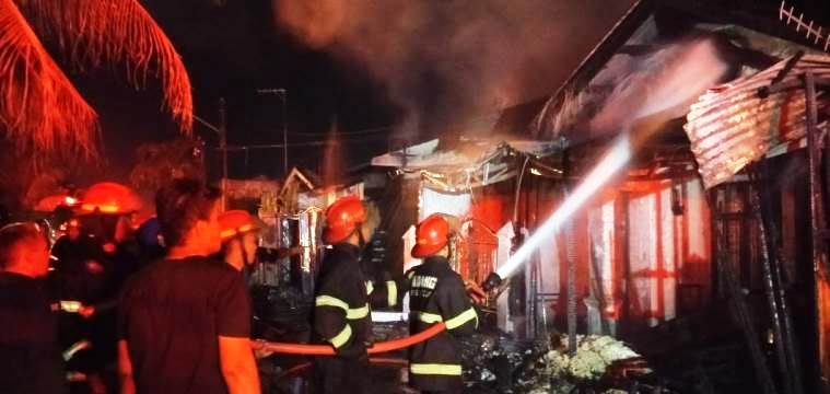 Petugas Dinas Damkar Kota Padang memadamkan api yang membakar rumah warga Kompleks Gerry Permai Blok U, Kelurahan Padangsarai, Kototangah, Kota Padang, Kamis malam (20/3/2025).