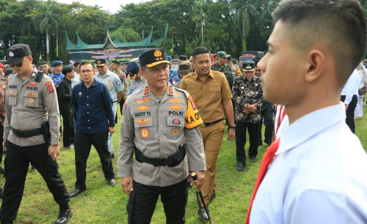 Kapolda Sumbar Irjen Pol Gatot Tri Suryanta pimpin apel gelar pasukan Operasi Ketupat Singgalang 2025 di Ruang Terbuka Hijau (RTH) Imam Bonjol, Kota Padang, Kamis (20/3/2025). (Humas Polda Sumbar)