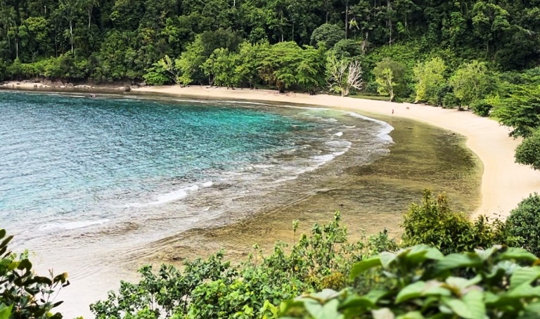 PEMANDANGAN menawan Pantai Teluk Marunggai dari ketinggian.(INSTAGRAM IBNUZAIN)