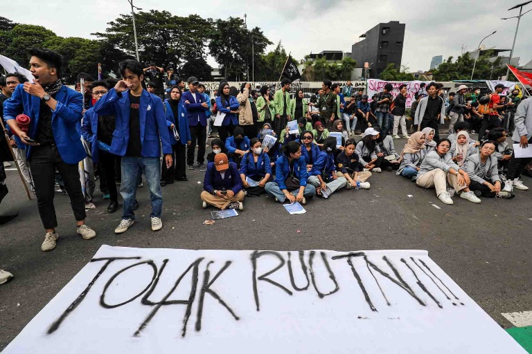 TOLAK: Sejumlah mahasiswa berunjuk rasa di depan gedung DPR, Jakarta, Kamis (20/3/ 2025).(SALMAN TOYIBI/JPG)