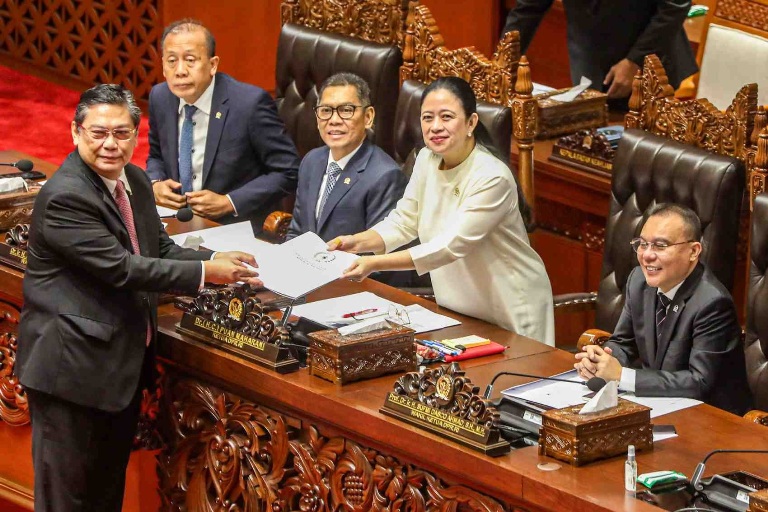 BERJALAN MULUS: Ketua Komisi I DPR Utut Adianto menyerahkan laporan kepada Ketua DPR Puan Maharani disaksikan Wakil Ketua DPR Sufmi Dasco Ahmad, Adies Kadir, dan Saan Mustopa.(SALMAN TOYIBI/JPG)