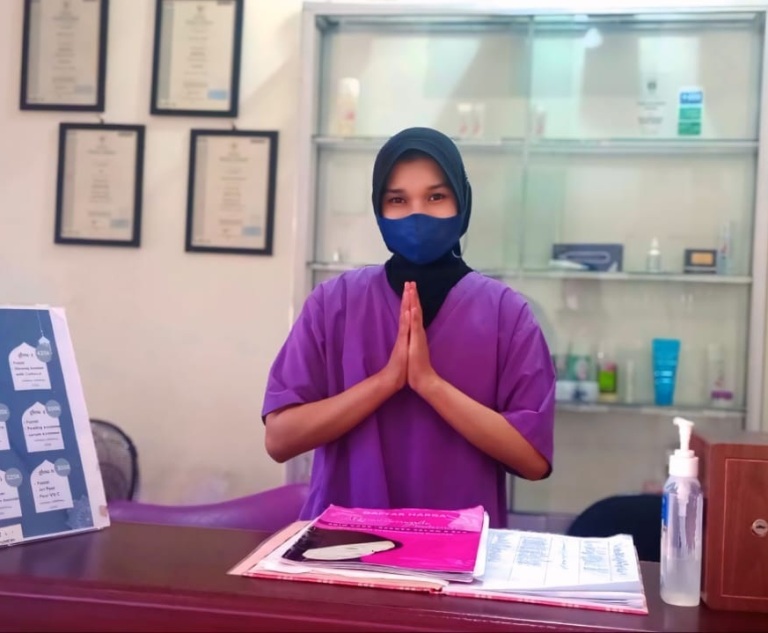 BERKONSEP SYARIAH: Salah seorang staf Salon Muslimah Prima, menyambut tamu dengan ramah di Padang.(SILVINA/PADEK)