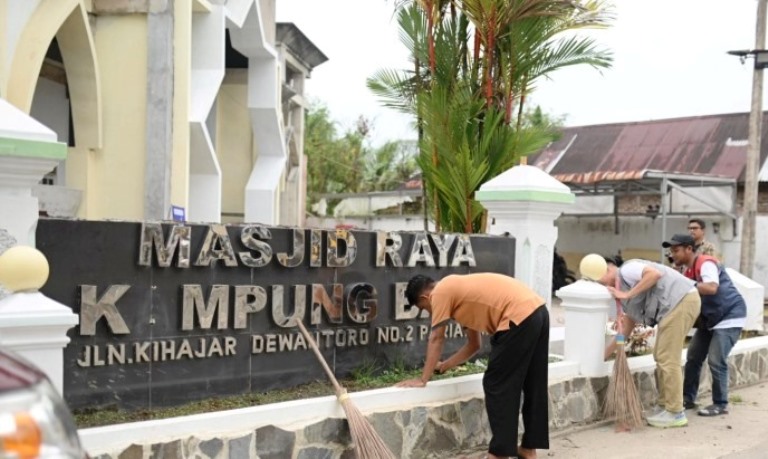 Hutama Karya membangun kedekatan dengan masyarakat melalui gotong royong dan berbagi di Masjid Raya Kampung Baru Pariaman.
