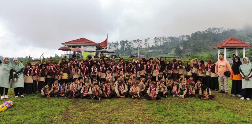 KOMPAK: UPT SD Negeri 11 Lawangmandahiling memanfaatkan momen untuk berfoto bersama di salah satu spot objek wisata.(TIM LAMAN GURU)