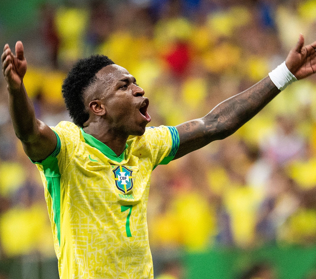 Selebrasi Vin&iacute;cius Junior usai cetak gol menit akhir memastikan kemenangan 2-1 Brasil atas Kolombia di kualifikasi Piala Dunia 2026 zona Amerika Selatan pada Jumat (21/3). (Foto: X @FIFAWorldCup)