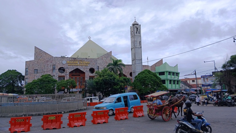 BANYAK MANFAAT: Masjid Taqwa Muhammadiyah yang memiliki arsitektur unik dengan segudang program berbasis keumatan.(SUYUDI/PADEK)