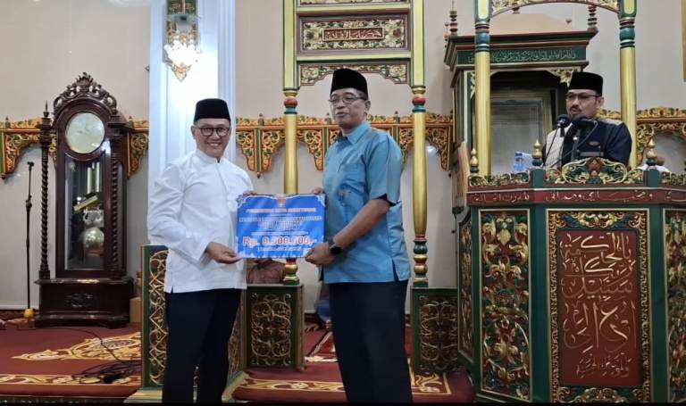SAFARI RAMADHAN: Wako Bukittinggi Ramlan Nurmatias menyerahkan bantuan ke pengurus Masjid Jami Birugo, Rabu (19/3) malam.(PEMKO BUKITTINGGI FOR PADEK)