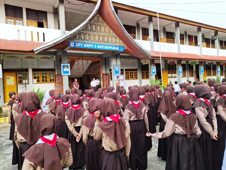 ARAHAN: Para siswa UPT SMPN 5 Batusangkar mendengarkan pengarahan sebelum masuk ke kelas mereka.(TIM LAMAN GURU)