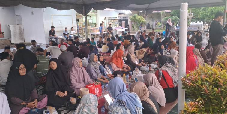 Lebih dari 700 warga Perumahan Puri Berlindo-Sumbar Mas, jemaah Masjid Nurul Ikhlas, jemaah Masjid Jihad, serta santri dari Rumah Tahfiz Ahlul Quran menggelar buka puasa di Rabani Sport Centre.