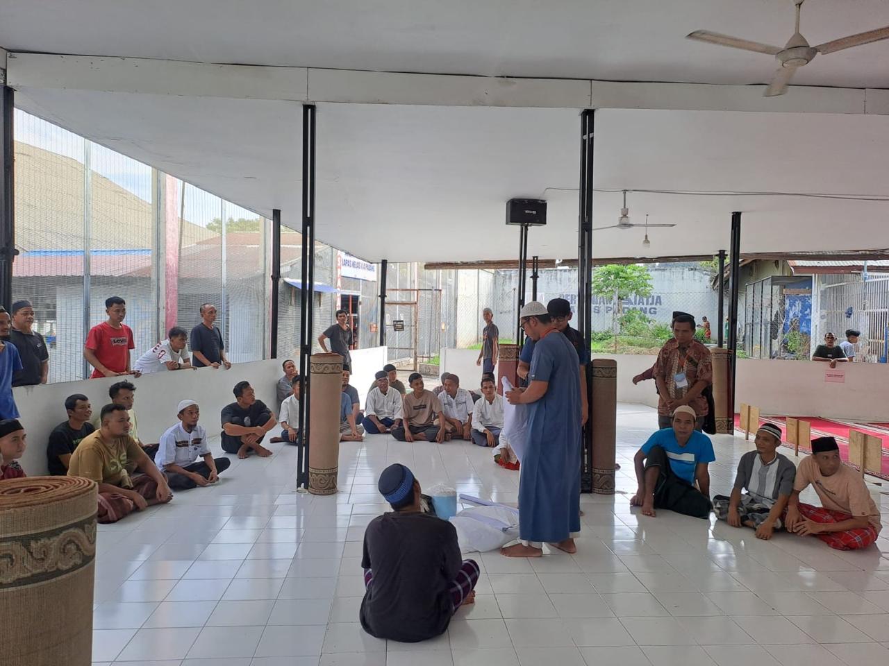 Lapas Kelas IIA Padang menggelar pelatihan penyelenggaraan jenazah bagi 60 santri warga binaan di Masjid Taqwa.