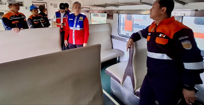 Kepala KAI Divre II Sumbar, Muh. Tri Setyawan, didampingi Kepala Balai Teknik Perkeretaapian Kelas II Padang, Hendrialdi ATD MT, langsung melakukan pengecekan.