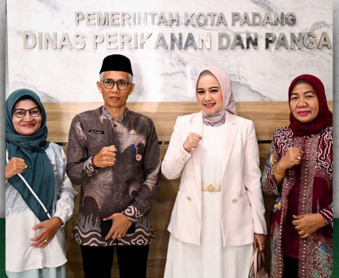 Ketua Forum Peningkatan Konsumsi Ikan (Forikan) Kota Padang, Dian Puspita Fadly Amran bersama pengurus. (Foto: Prokopim)