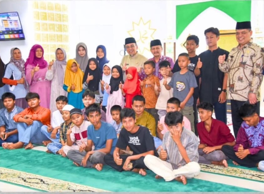 Wawako Padang Maigus Nasir bersama anak yatim keluarga ASN Pemko dan warga sekitar Kantor Balai Kota Padang, (Foto: Prokopim)