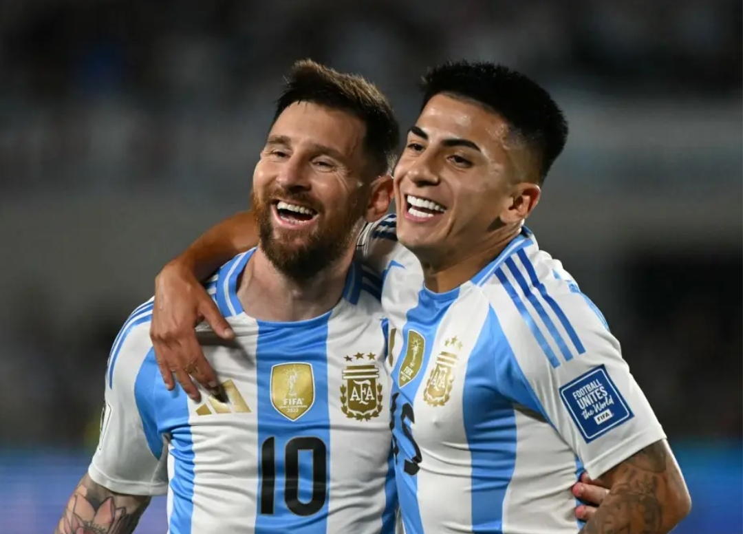 Thiago Almada tampil bersama Lionel Messi dan cetak gol saat Argentina mengalahkan Bolivia  6-0 di Kualifikasi Piala Dunia 2026, Oktober 2024. (Foto: Gazeta Esportiva)