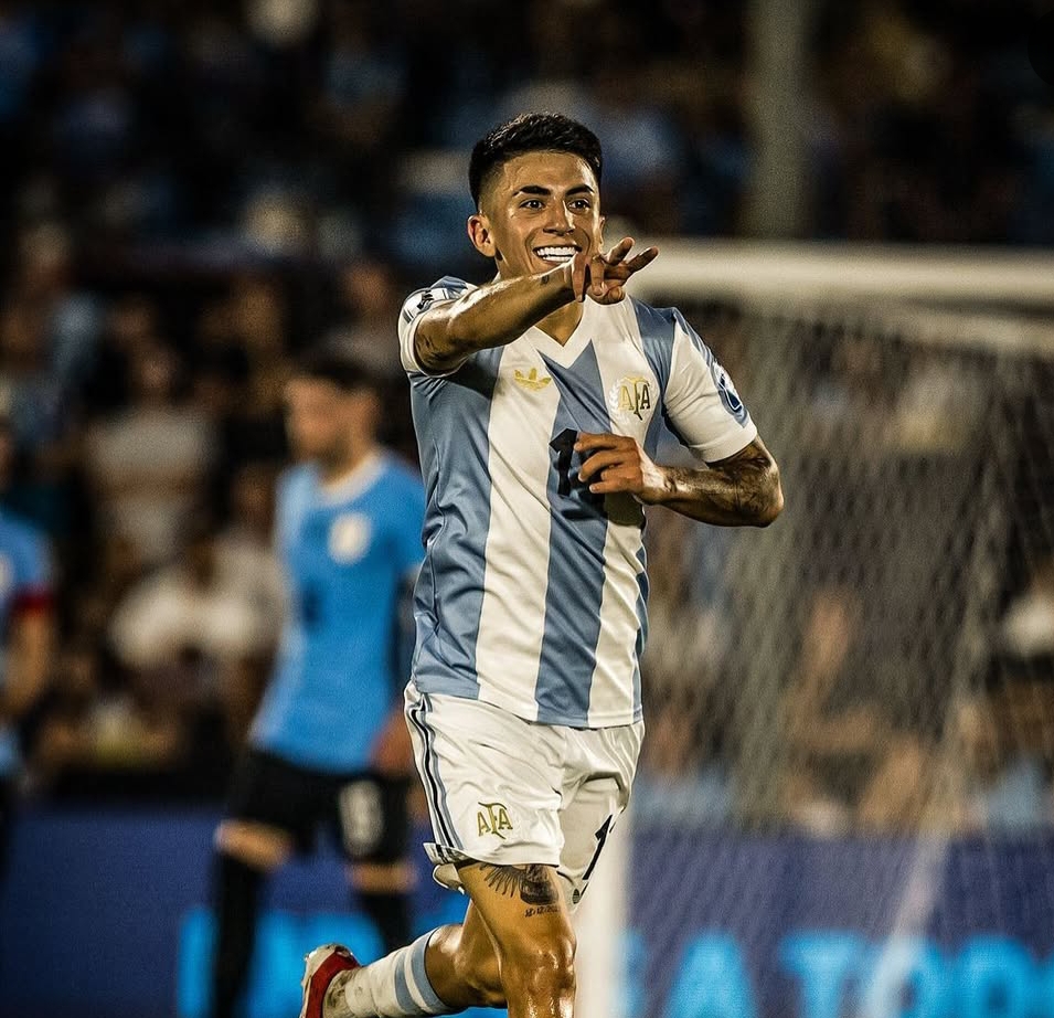 Thiago Almada menjadi pahlawan kemenangan Argentina berkat gol spektakuler di babak kedua ke gawang Uruguay, Sabtu (22/3). (Foto: Instagram thiago_almada23)