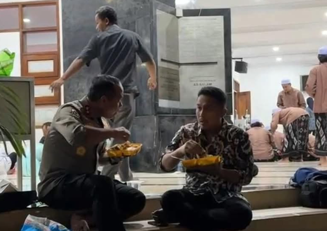 Wagub Sumbar Vasko Ruseimy duduk lesehan saat berbuka puasa bersama Kapolda Sumbar, Irjen Pol Gatot Tri Suryanta. (Foto: Adpim)