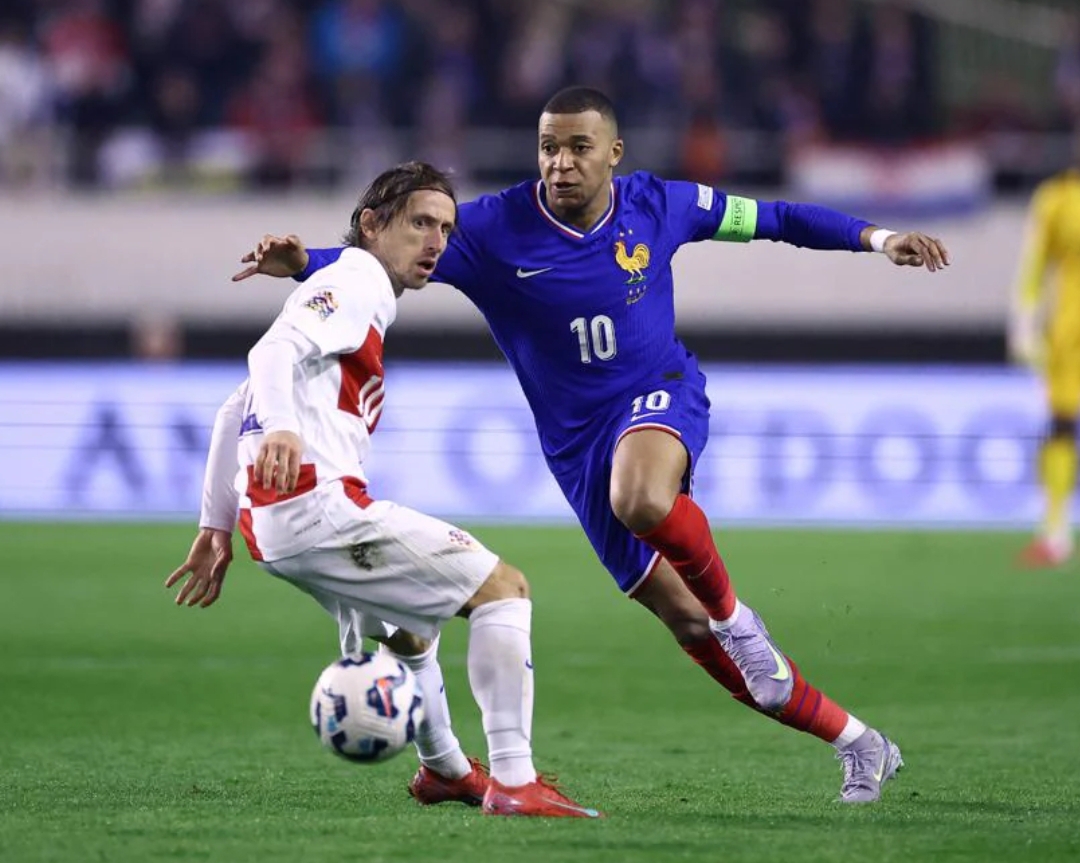 Luka Modric dan Kylian Mbappe dalam pertandingan Kroasia vs Prancis di leg pertama di Split.(Foto: UEFA.com)