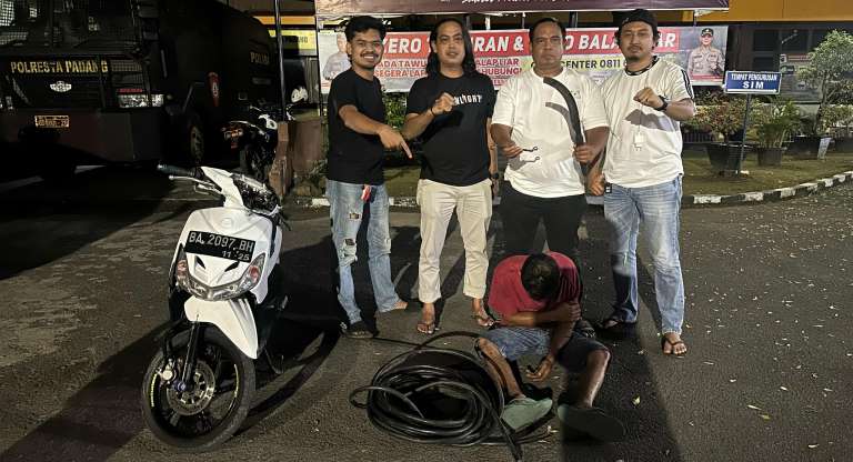 Tim Klewang Polresta Padang menangkap pelaku pencurian kabel power PT. Mitratel di Kototangah, Minggu (23/3/2025). (Satreskrim Polresta Padang)