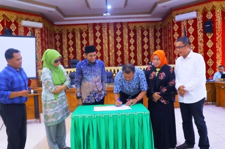 BAHAS PEMBANGUNAN: Penandatanganan usai Rapat Kerja Pembahasan Rancangan Awal RPJMD 2025-2029 bersama DPRD Kota Payakumbuh, Sabtu (22/3) di Ruang Sidang DPRD.(PEMKO PAYAKUMBUH UNTUK PADEK)