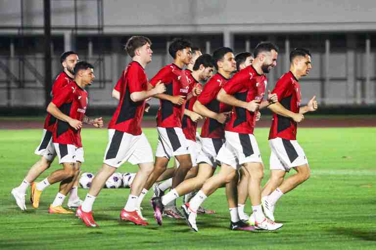 HARUS FOKUS: Timnas Indonesia melakukan latihan jelang pertandingan Kualifikasi Piala Dunia 2026 di Stadion Madya, Komplek GBK, Senayan, kemarin.(SALMAN TOYIB/JPG)