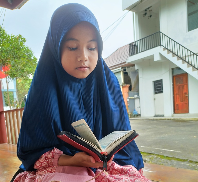 INGIN JADI GURU: Faizah Hayatun Nufus di Rumah Tahfiz Shahibul Quran, Kelurahan Silaiangbawah, Kecamatan Padangpanjang Barat, Kota Padangpanjang, beberapa hari lalu.(YUWARDI TANJUNG/PADEK)