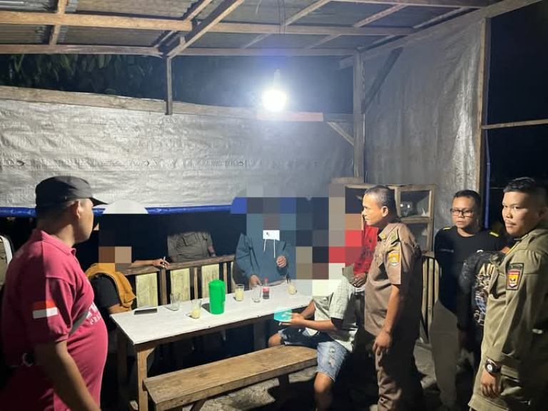TEGAS: Anggota Satpol PP Kota Pariaman menertibkan kedai tuak yang masih buka selama bulan Ramadhan.(PEMKO PARIAMAN)