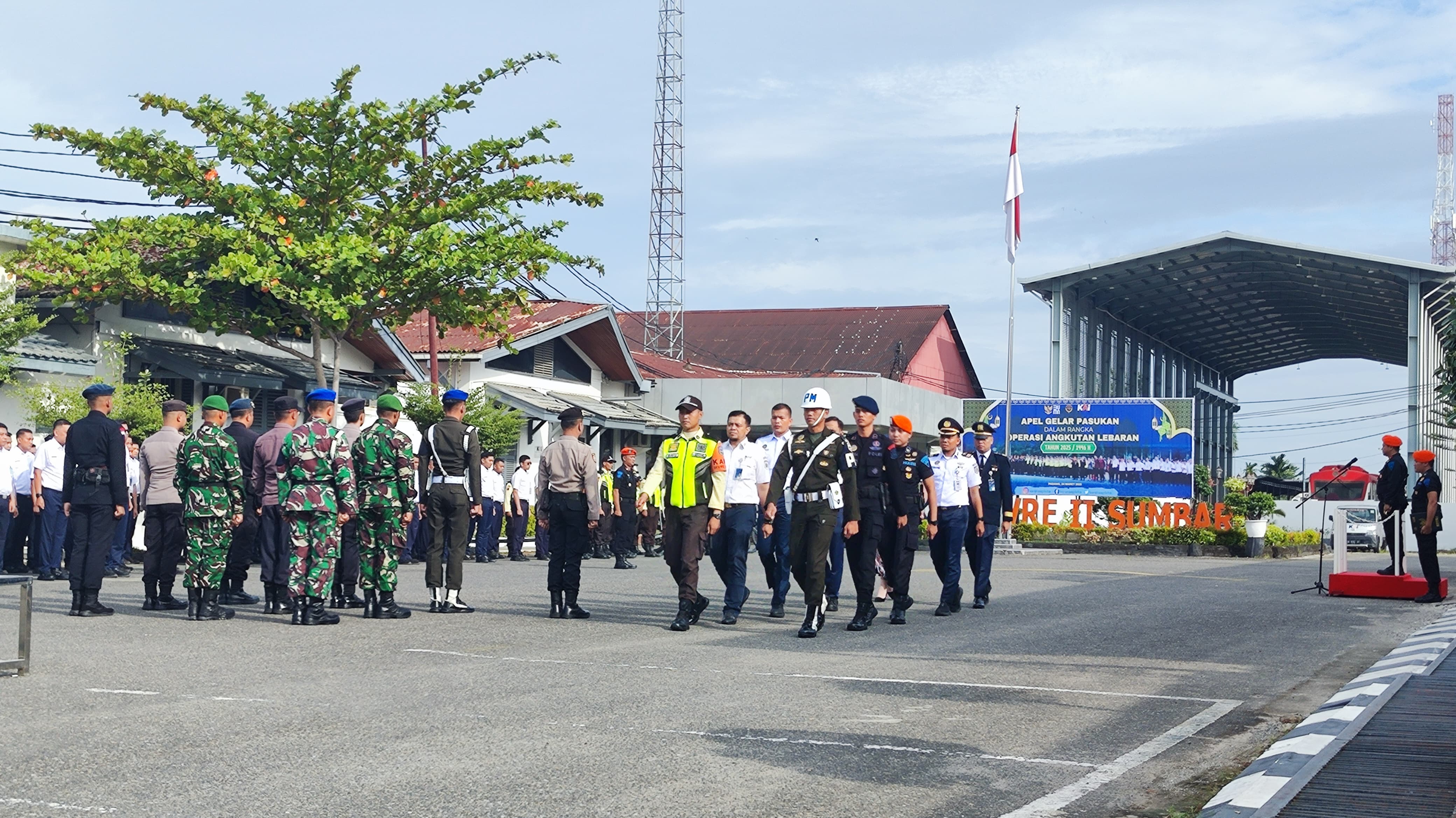 PT KAI Divre II Sumbar gelar apel pasukan untuk optimalkan pelayanan Angkutan Lebaran 2025, Senin (24/3/2025).
