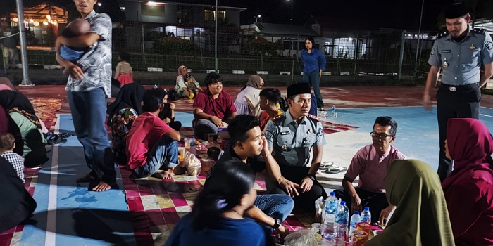 Kepala Rutan Kelas IIB Padang, Welli, bersama WBP dan keluarga saat momen berbuka puasa, Senin (24/3/2025). (Randi/Padek)