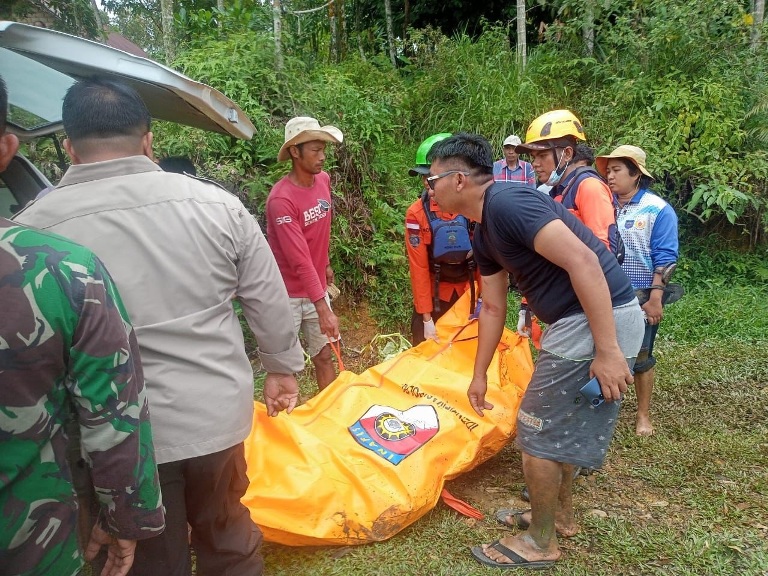BIKIN GEGER: Proses evakuasi mayat tanpa identitas Jorong Bukik Gombak Situak, Nagari Mungo, Kecamatan Luak, Kabupaten Limapuluh Kota, kamarin.(POLRES LIMAPULUH KOTA UNTUK PADEK)