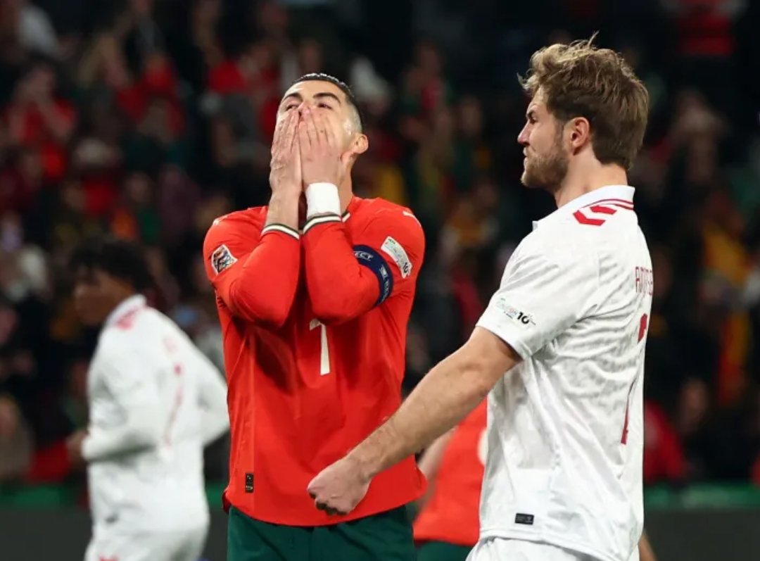 Cristiano Ronaldo menyesali penaltinya yang gagal di UEFA Nations League. (Foto: Pedro Nunes/Reuters)
