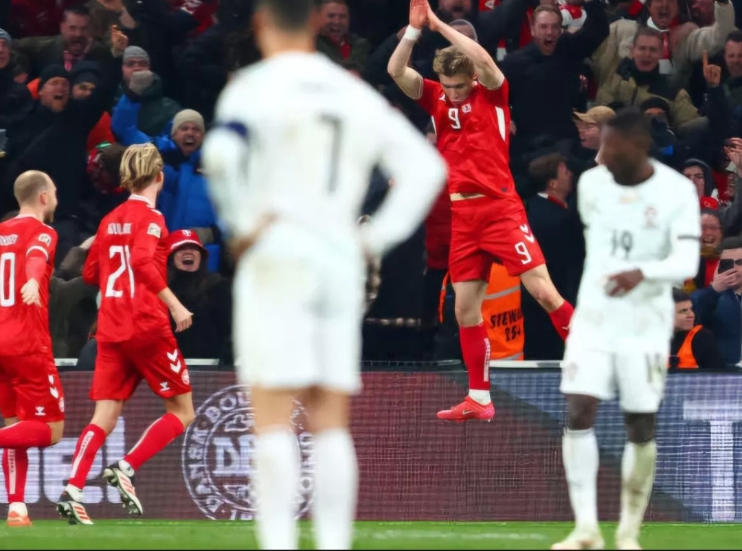 Penyerang Denmark Rasmus Hojlund selebrasi ala Cristiano Ronaldo saat melawan Portugal. (Dok. UEFA)