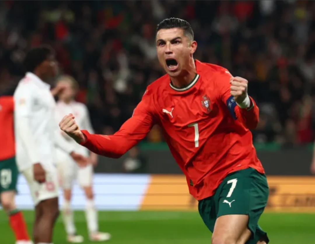 Cristiano Ronaldo mencetak gol saat Portugal mengalahkan Denmark 5-2 dalam perpanjangan waktu (agregat 5-3), di Estadio Jose Alvalade, Senin dinihari WIB (24/3). (Foto: Pedro Nunes/Reuters)
