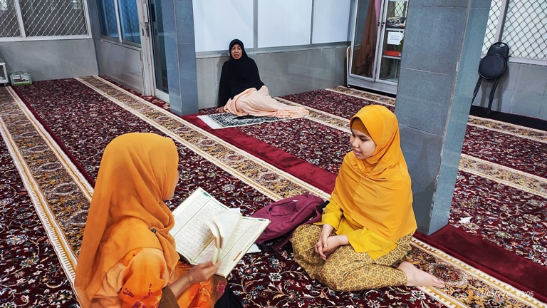 BUKTI NYATA: Faiqa Zihni Aliya saat tes bacaan Al Quran. Siswi berkebutuhan khusus ini mampu membuktikan kalau berkebutuhan khusus bukan jadi alasan untuk bisa menghafal Al Quran.(TIM LAMAN GURU)