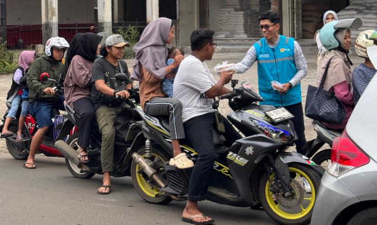 &ldquo;Berbagi Takjil&rdquo; kepada masyarakat pejuang Rupiah dan pengendara yang melintas di jalan raya depan Kantor PLN UP3 Payakumbuh, Senin (24/03/2025).