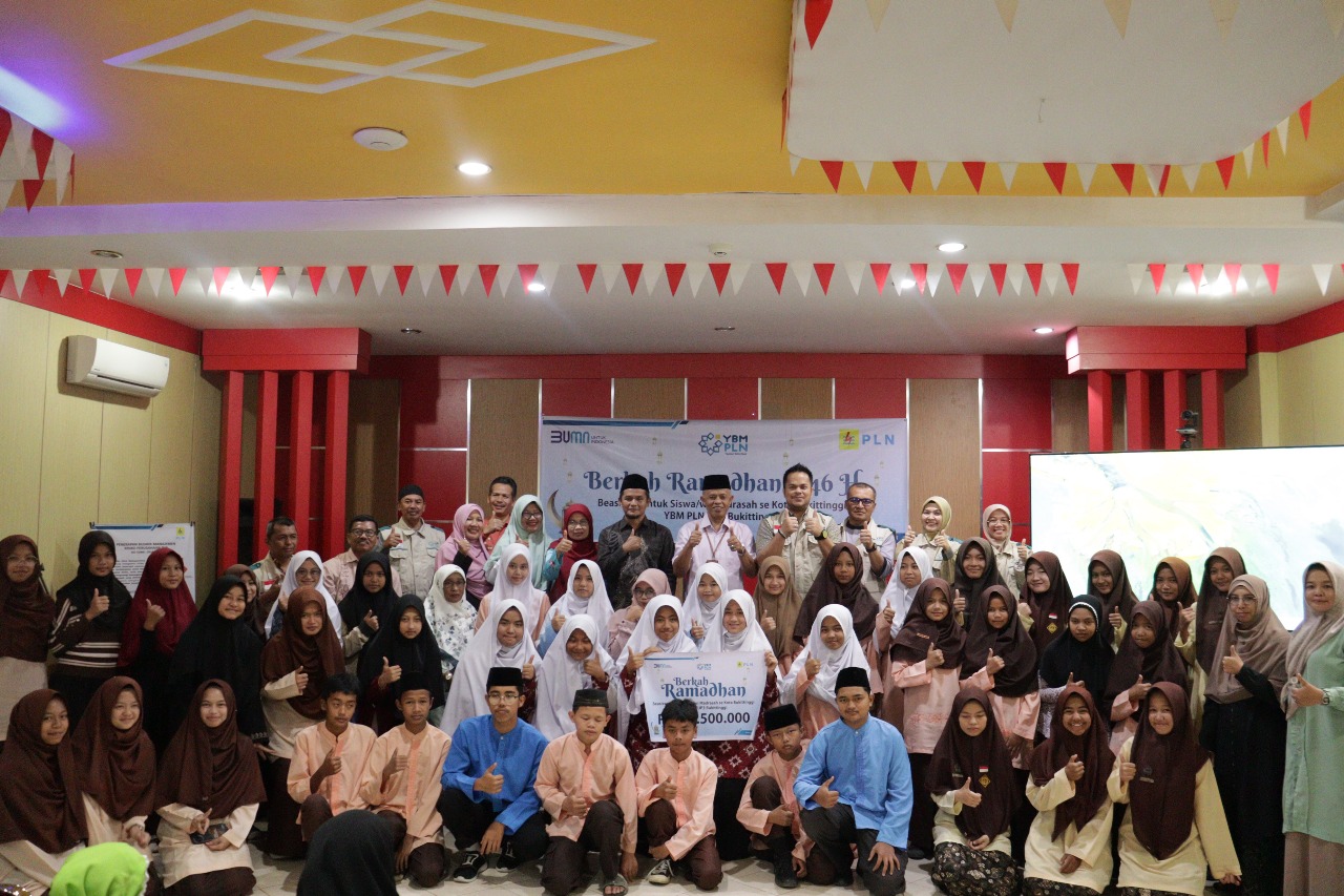 YBM PLN UP3 Bukittinggi berikan bantuan 130 beasiswa kepada siswa dan siswi Madrasah se-Kota Bukittinggi, Senin (24/03/2025).