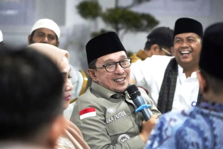 SILATURAHMI: Bupati Tanahdatar Eka Putra saat berdiskusi dengan para pengusaha dan peternak ayam di Gazebo Gedung Indo Jolito, Batusangkar, Sabtu (22/3).(DOK PROKOPIM TANAHDATAR)