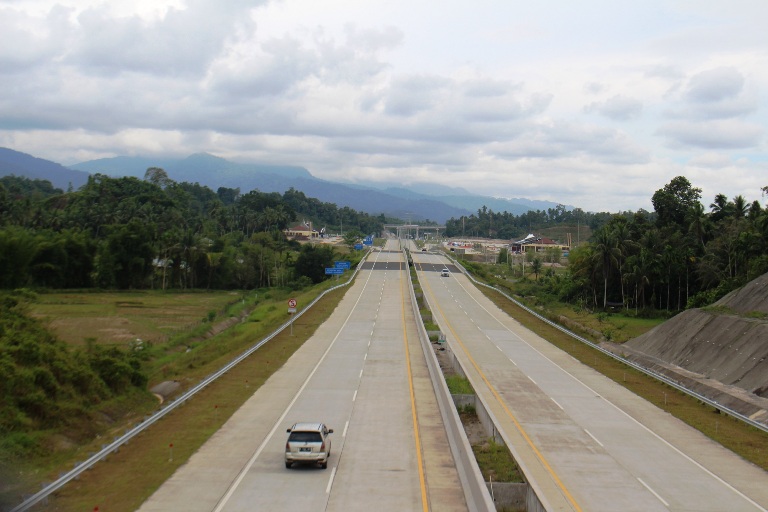 SEPI: Suasana Jalan Tol Padang- Sicincin di kawasan Parikmalintang dekat rest area, kemarin. Tampak belum banyak kendaraan yang lewat.(ARIS PRIMA G/PADEK)