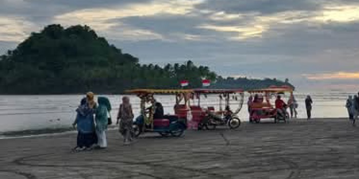 Pantai Air Manis, Kota Padang. (Foto: Humas Pemko Padang)