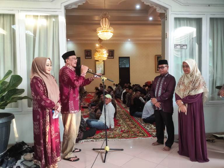 Bupati Pessel, Hendrajoni (kiri) didampingi istri, Ny Lisda Hendrajoni memberi sambutan pada acara buka bersama dengan tim pemenangan Pilkada 2024 di rumah dinas bupati. (dok Kominfo)