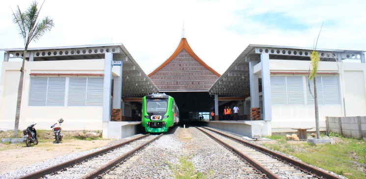 PT KAI Divre Sumbar tambah frekuensi perjalanan kereta api dalam masa libur lebaran 2025.