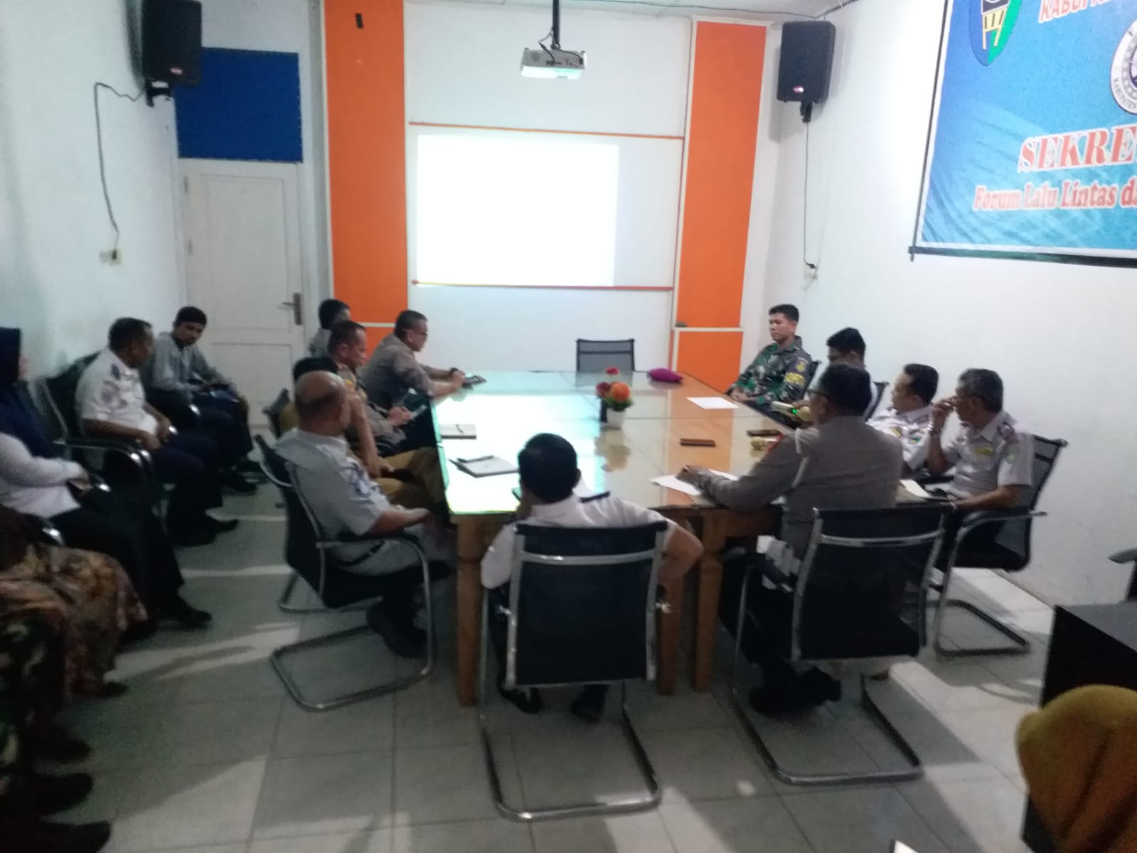 Anggota FLLAJ Pessel bersama stakeholder terkait menggelar Rakor persiapan menghadapi titik rawan dan jalur padat selama libur lebaran Idul Fitri 1446 H di Sekretariat FLLAJ di Sago. (dok Diskominfo)