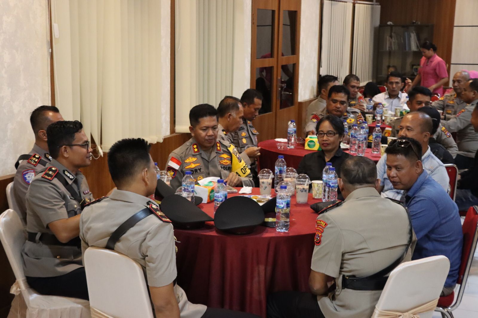 Polres Kepulauan Mentawai menggelar buka bersama dengan sejumlah insan pers yang melakukan tugas peliputan di Mentawai, Senin (25/3) malam di ruang aula Mapolres.